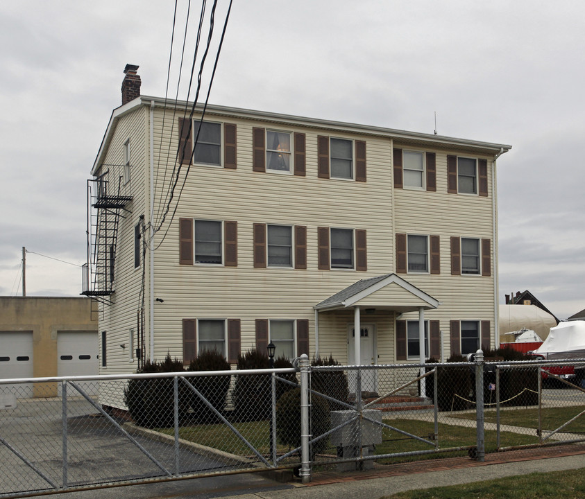 14 Hamilton Ave in Oyster Bay, NY - Foto de edificio