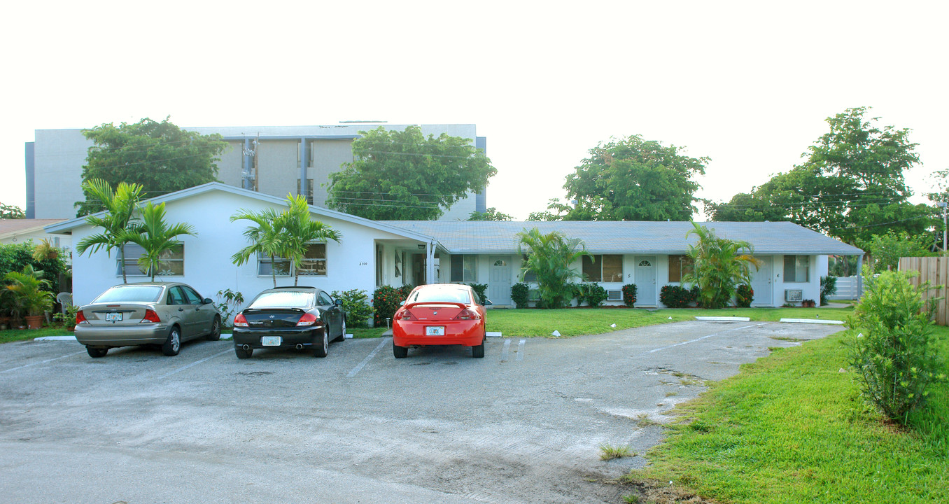 2100 NW 2nd Ave in Wilton Manors, FL - Building Photo