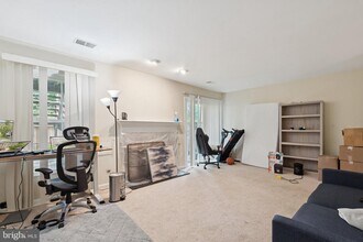 4262 Fox Lake Dr in Fairfax, VA - Building Photo - Building Photo