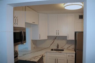 100 Bayview Dr, Unit 2122 in Sunny Isles Beach, FL - Foto de edificio - Building Photo