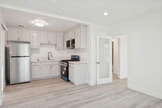 337 Rexford Dr in Beverly Hills, CA - Building Photo - Building Photo