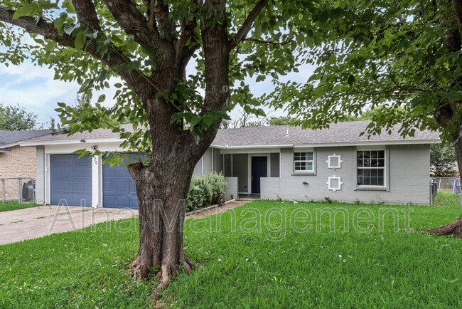 1406 Willowbrook St in Lancaster, TX - Building Photo - Building Photo