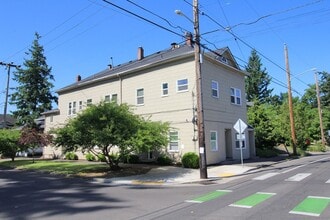 7630 SE Woodstock Blvd in Portland, OR - Building Photo - Building Photo