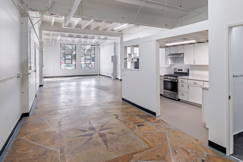 6221 Hollis St in Emeryville, CA - Building Photo