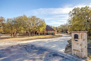 129 Eagle Dr in Lipan, TX - Building Photo