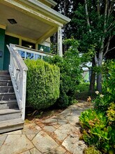 309 NE Graham St, Unit B in Portland, OR - Foto de edificio - Building Photo