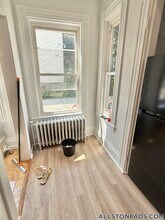 8 Greylock Rd, Unit Left in Boston, MA - Foto de edificio - Building Photo