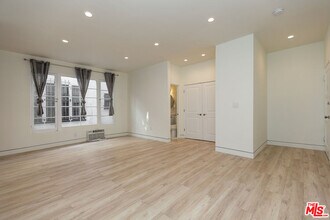 7223 Willoughby Ave in Los Angeles, CA - Building Photo - Building Photo