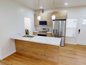 5418-5420 Baja Dr in San Diego, CA - Foto de edificio - Building Photo