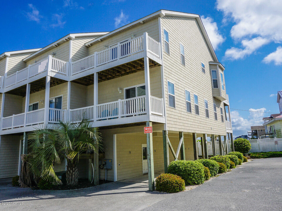 402 Sea Star Cir in Surf City, NC - Building Photo