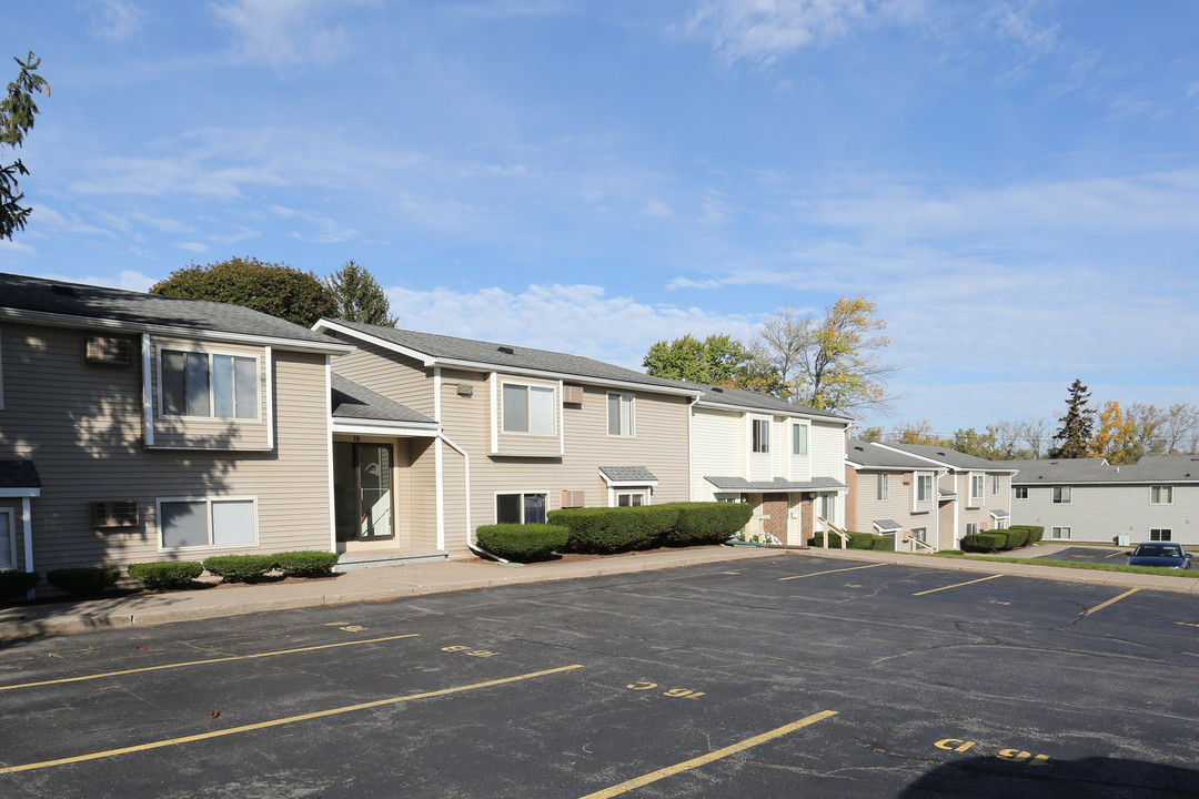 Hilltop View Apartments & Townhomes in Spencerport, NY - Building Photo