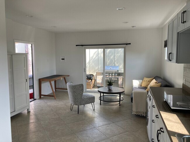 8416 Glider Ave in Westchester, CA - Building Photo - Building Photo