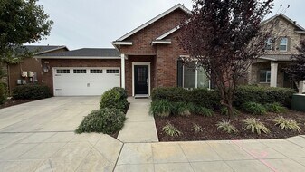 6169 E Garland Ave in Fresno, CA - Building Photo