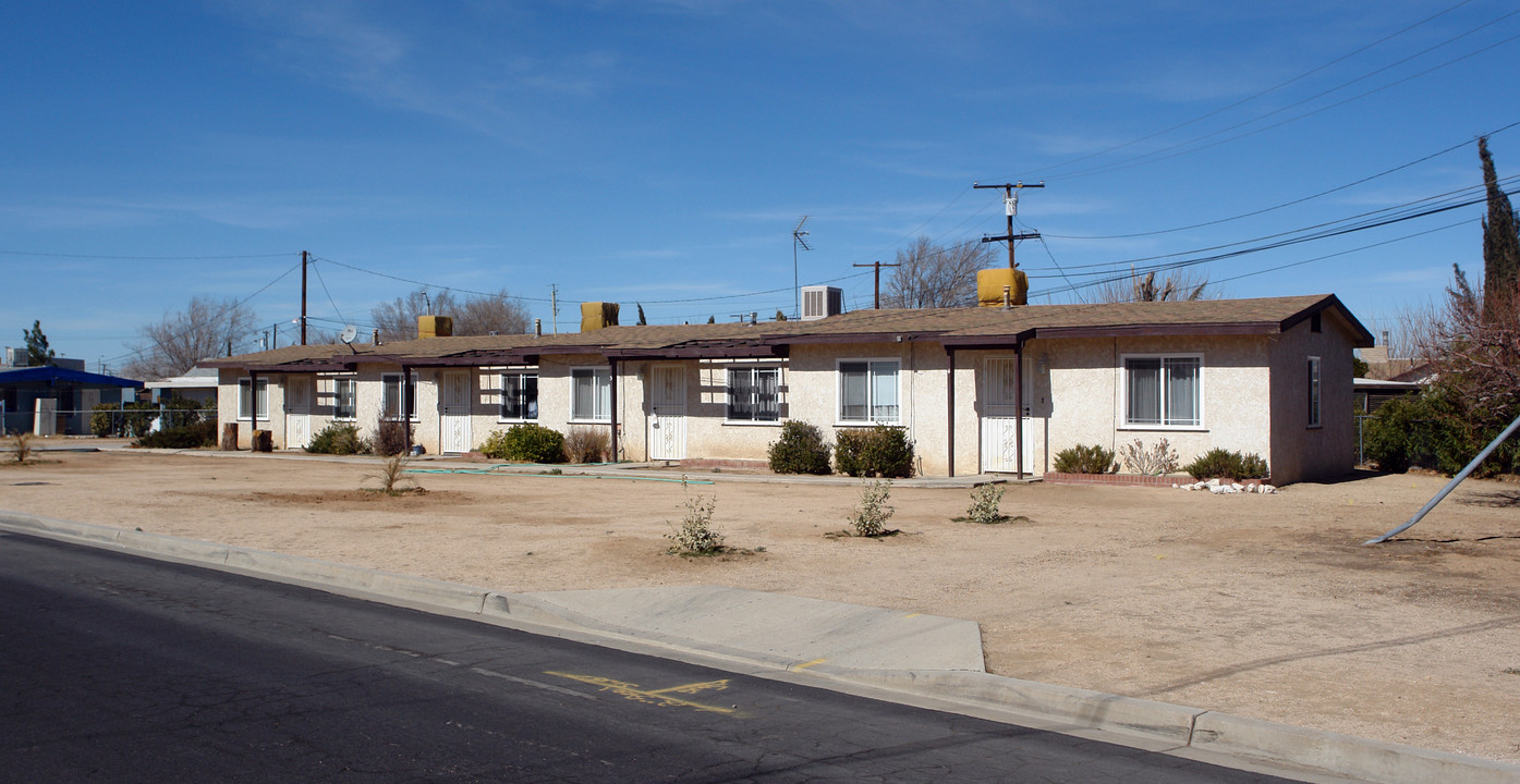 16340 Villa Dr in Victorville, CA - Foto de edificio