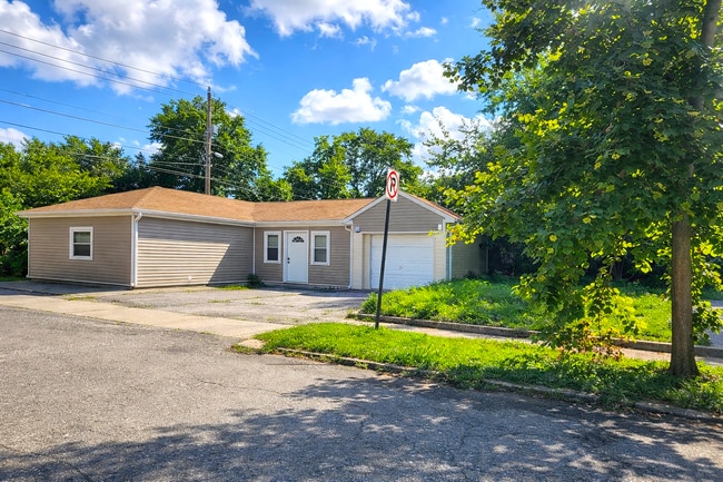 property at 1009 N Gladstone Ave