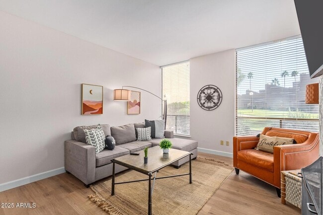 7401 N Scottsdale Rd in Paradise Valley, AZ - Foto de edificio - Building Photo