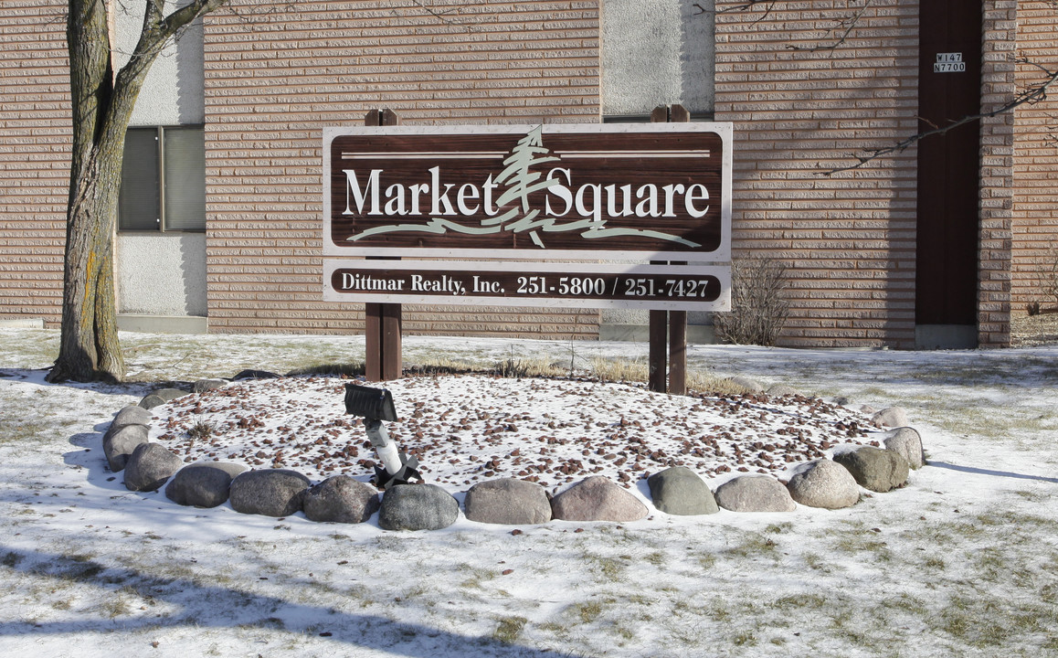 Market Square Apartments in Menomonee Falls, WI - Foto de edificio