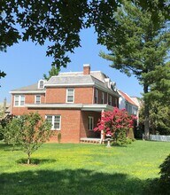 3706 Massachusetts Ave NW in Washington, DC - Foto de edificio - Building Photo