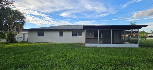 21519 Eldred Ave in Port Charlotte, FL - Foto de edificio - Building Photo