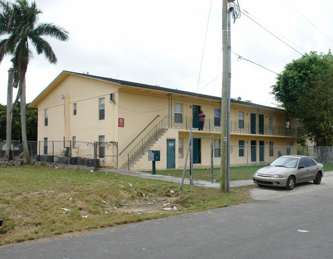 525 SW 1st Ave in Homestead, FL - Foto de edificio - Building Photo