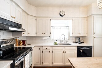 535 W Montclaire Ave in Glendale, WI - Building Photo - Building Photo