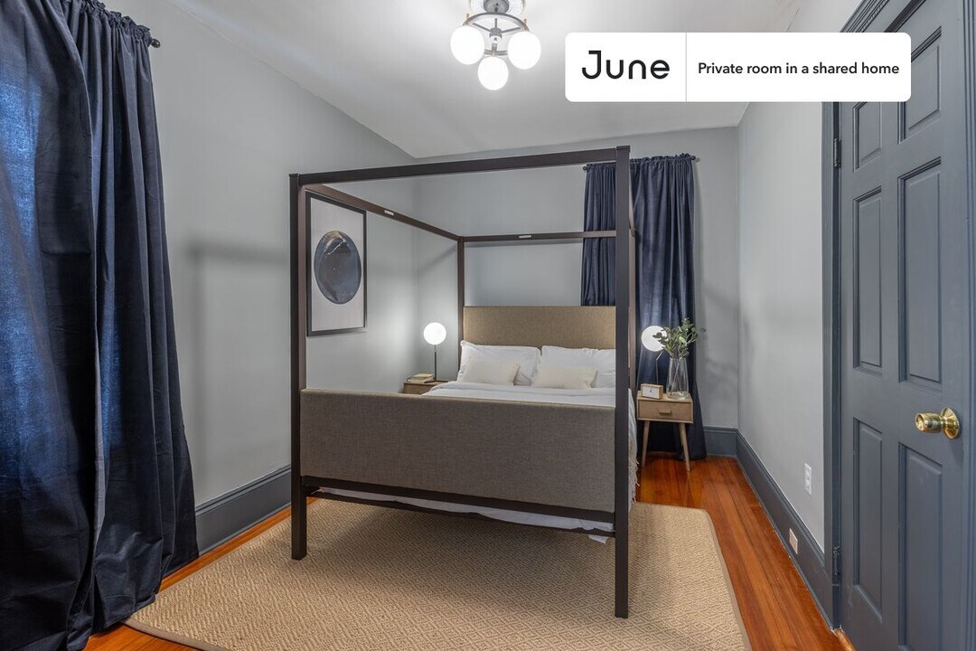 Private bedroom in 3 bed/1 bath Home in Boston, MA - Building Photo