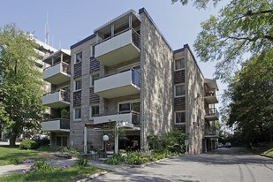21 Elizabeth St S in Richmond Hill, ON - Building Photo