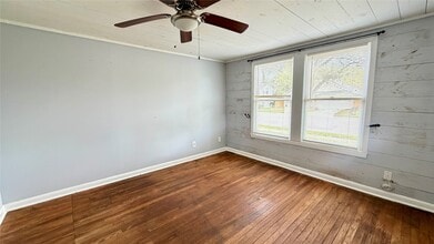 102 Beauregard St in Alvin, TX - Building Photo - Building Photo