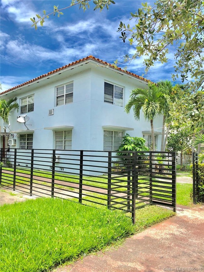 1949 Marseille Dr-Unit -# 4 in Miami Beach, FL - Building Photo - Building Photo