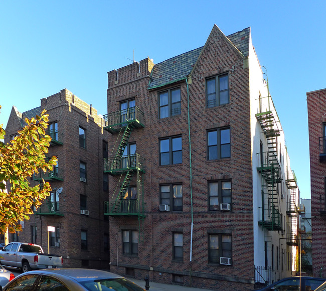 2303 28th Ave in Astoria, NY - Foto de edificio - Building Photo