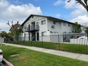 Warren St. Family Village in Riverside, CA - Foto de edificio - Building Photo