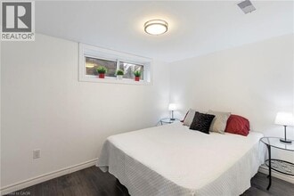 7 Purdy Crescent in Hamilton, ON - Building Photo - Building Photo