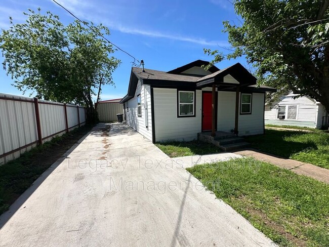 112 W Wilson St in Cleburne, TX - Building Photo - Building Photo