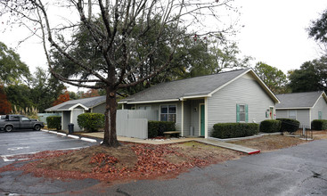 Regency Oaks Apartments in Pensacola, FL - Foto de edificio - Building Photo