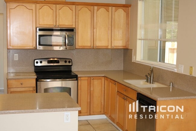 1056 Armsby Way in Suisun City, CA - Building Photo - Building Photo