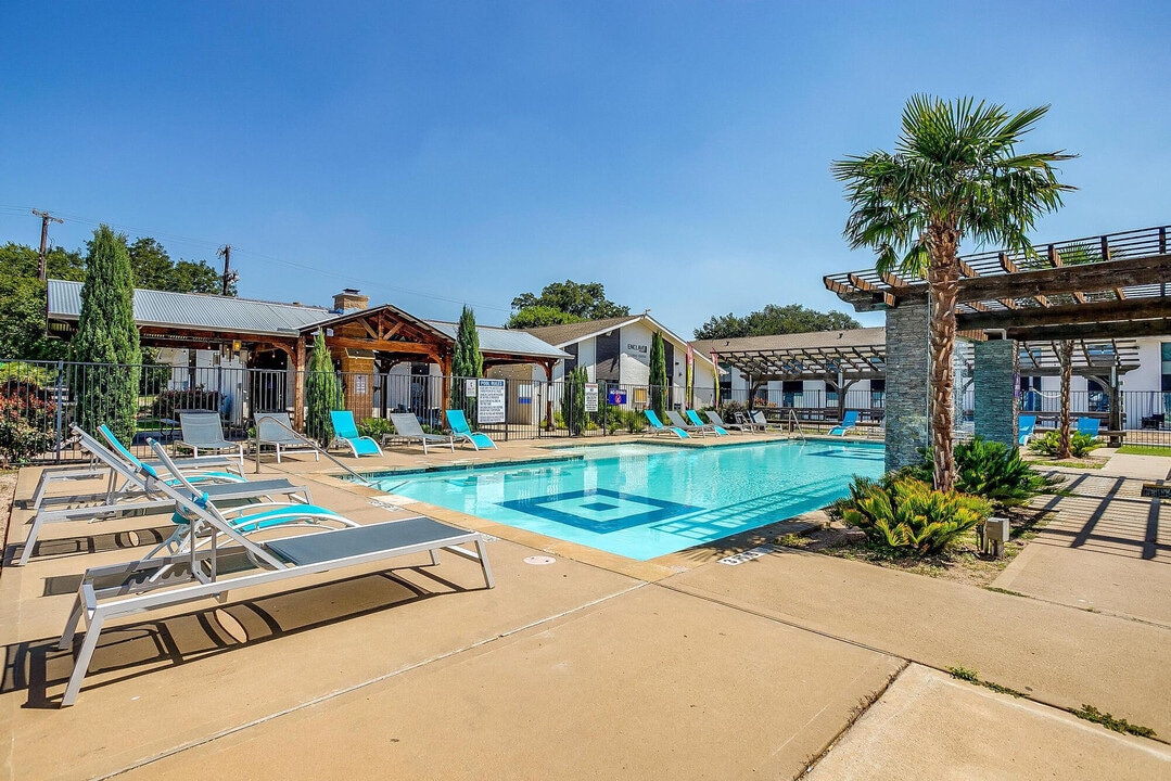 The Enclave at the Stadium in Waco, TX - Building Photo