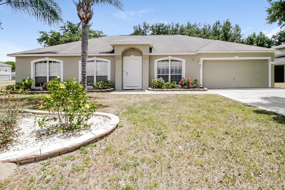 801 Clear Brook Ct in Fruitland Park, FL - Building Photo