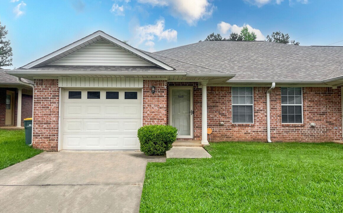 5109-5111 Galloping Way in Texarkana, TX - Building Photo
