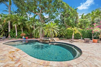 5621 SW 68th Ct in South Miami, FL - Building Photo - Building Photo