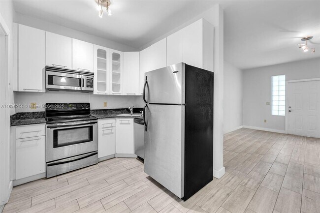 1622 Bay Rd in Miami Beach, FL - Foto de edificio - Building Photo