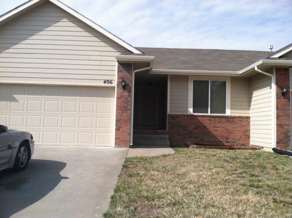 406 Stone Dr in Manhattan, KS - Building Photo