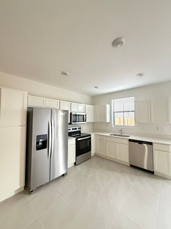 1466 NE 3rd Ave in Florida City, FL - Foto de edificio - Building Photo