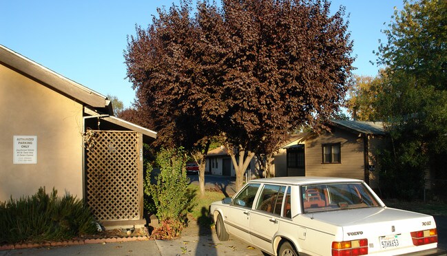 338 Nord Ave in Chico, CA - Foto de edificio - Building Photo