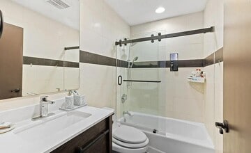 1717 Malcolm Ave, Unit 302 in Los Angeles, CA - Building Photo - Building Photo