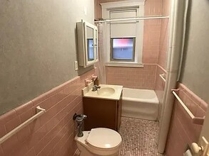17 Alton Pl, Unit 2 in Brookline, MA - Foto de edificio - Building Photo