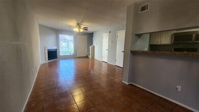 8020 Braesmain Dr in Houston, TX - Building Photo - Building Photo