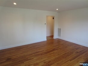 423 Leonhardt Dr in Saddle Brook, NJ - Building Photo - Building Photo