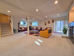 1025 Rosewood Dr in Carpentersville, IL - Foto de edificio - Building Photo