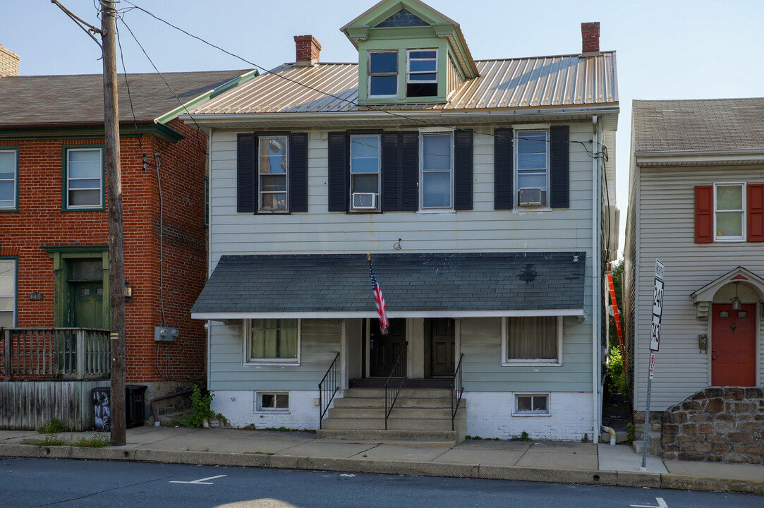 109 N Market St in Elizabethtown, PA - Building Photo