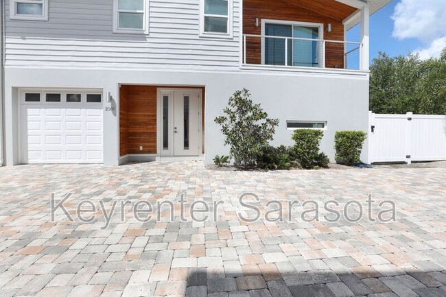2066 Roselawn St in Sarasota, FL - Building Photo - Building Photo